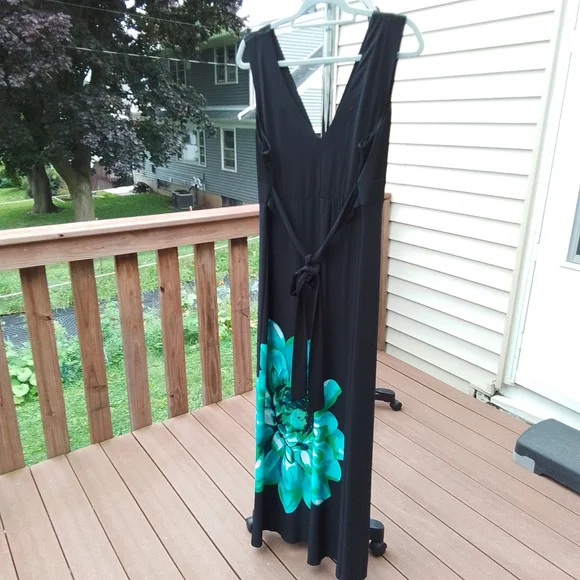 Bisou Bisou black sleeveless V neck long dress with large flower on skirt 20W - Picture 9 of 9